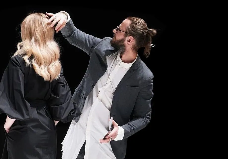 Damian Tworuschka beim Frisieren einer Blondine