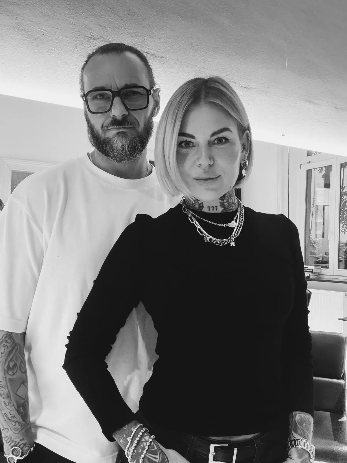 Schwarz-Weiß-Portrait von Damian Tworuschka und Annejet Trumpf im Salon