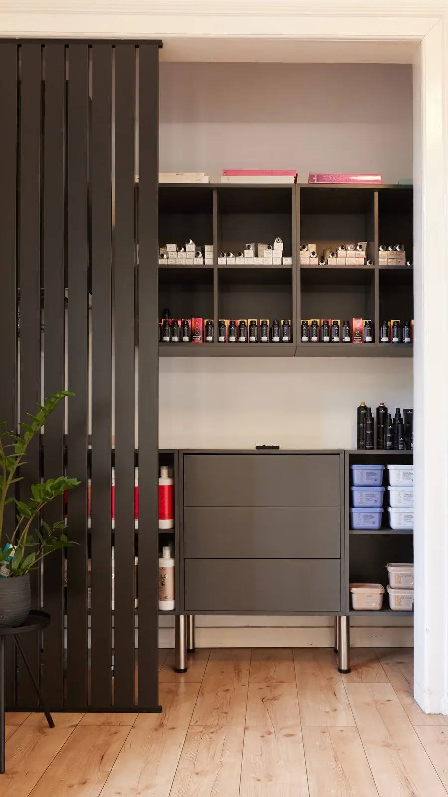 Regal mit Pflegeprodukten im Salon