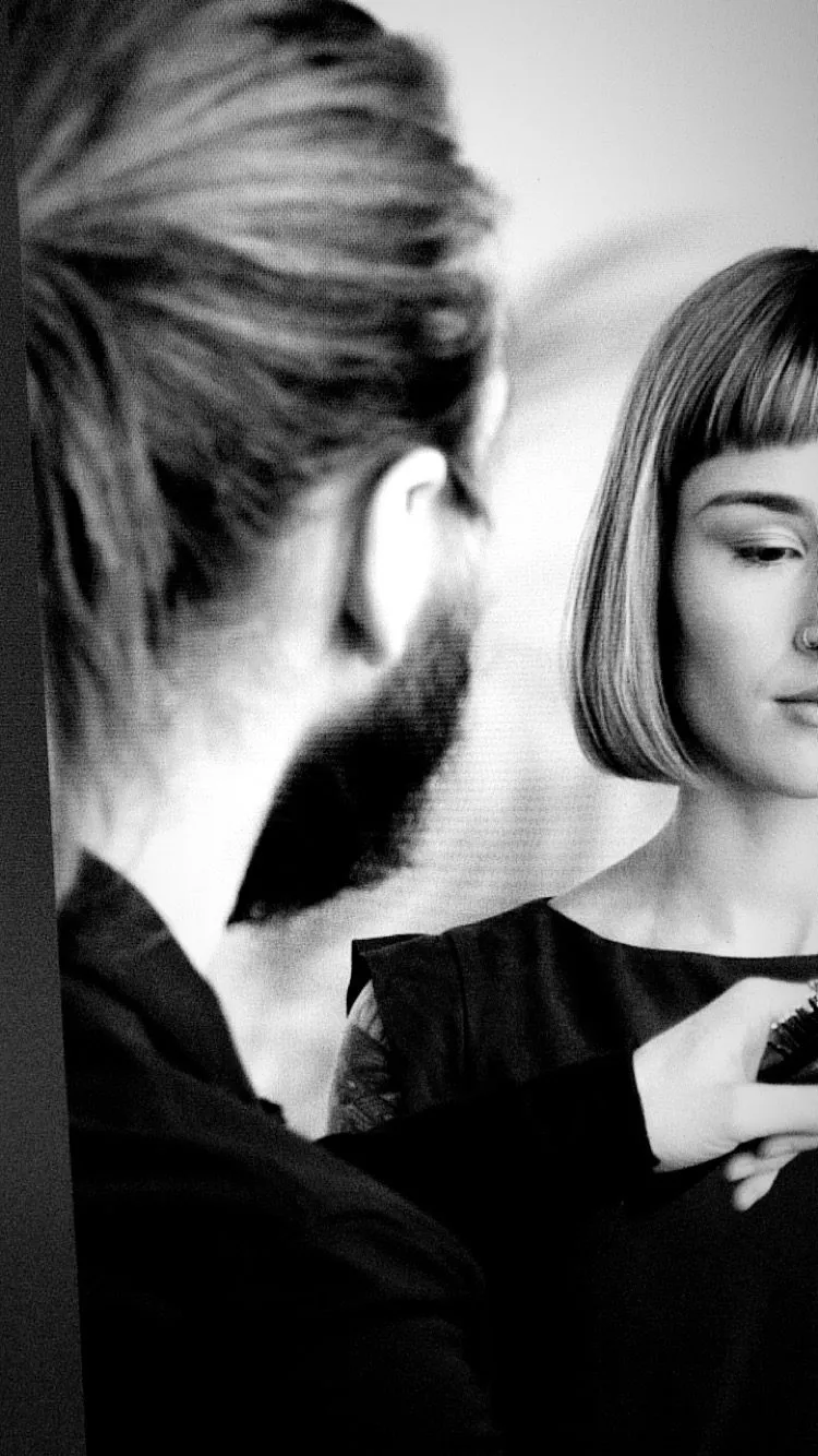 Damian Tworuschka bei der Arbeit mit einem Model